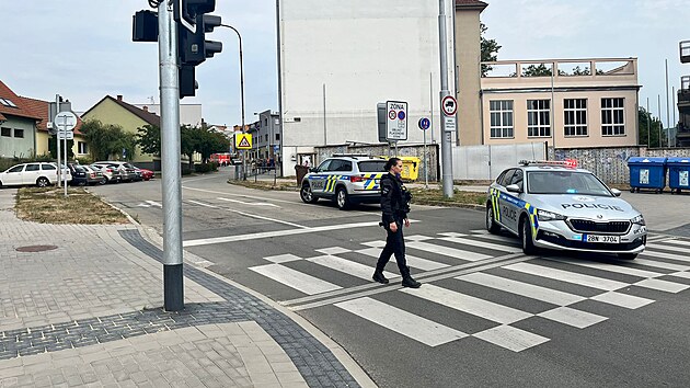 Policist pomhali s evakuac ticeti lid ze esti dom v brnnsk ulici Cacovick, kde dolo k masivnmu niku plynu. (27. srpna 2025)