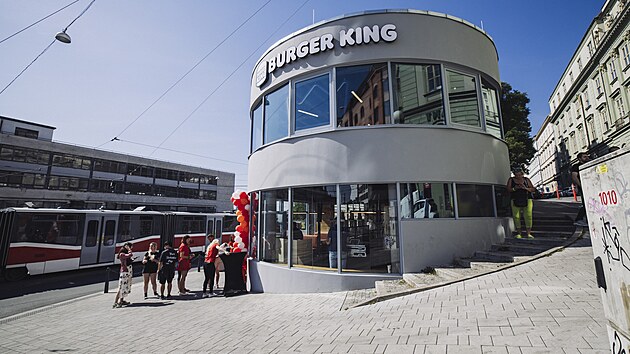 V Brn otevela nov poboka fastfoodovho etzce Burger King. Sdl v ikonick budov podle nvrhu Oskara Posky blzko hlavnho vlakovho ndra, kter se pi opravch piblila pvodnmu vzhledu. (28. srpna 2025)