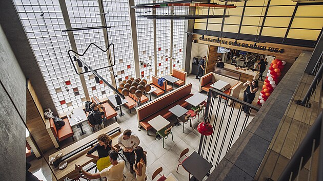 V Brn otevela nov poboka fastfoodovho etzce Burger King. Sdl v ikonick budov podle nvrhu Oskara Posky blzko hlavnho vlakovho ndra, kter se pi opravch piblila pvodnmu vzhledu. (28. srpna 2025)