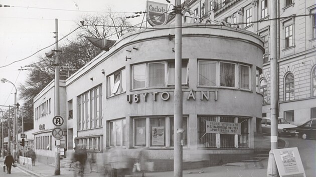V ikonick budov podle nvrhu Oskara Posky blzko hlavnho vlakovho ndra v Brn dlouho sdlila cestovn kancel edok.