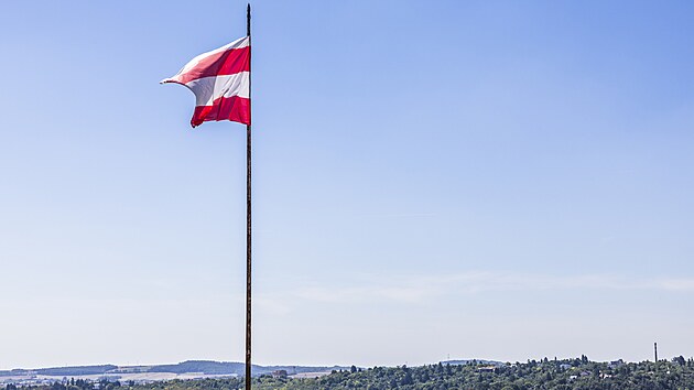 Nad hradem pilberk vlaje brnnsk vlajka, kterou si nkte nvtvnci pletou s rakouskou. U vstupu tak pibyla cedule vysvtlujc rozdly mezi obma vlajkami - ta brnnsk m nahoe u bl pruh navc. (20. srpna 2025)