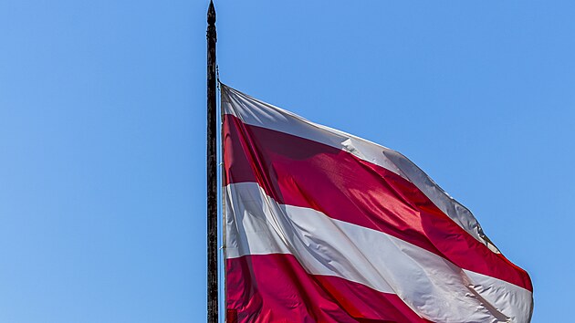 Nad hradem pilberk vlaje brnnsk vlajka, kterou si nkte nvtvnci pletou s rakouskou. U vstupu tak pibyla cedule vysvtlujc rozdly mezi obma vlajkami - ta brnnsk m nahoe u bl pruh navc. (20. srpna 2025)