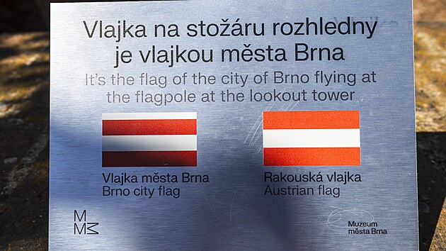 Nad hradem pilberk vlaje brnnsk vlajka, kterou si nkte nvtvnci pletou s rakouskou. U vstupu tak pibyla cedule vysvtlujc rozdly mezi obma vlajkami - ta brnnsk m nahoe u bl pruh navc. (20. srpna 2025)