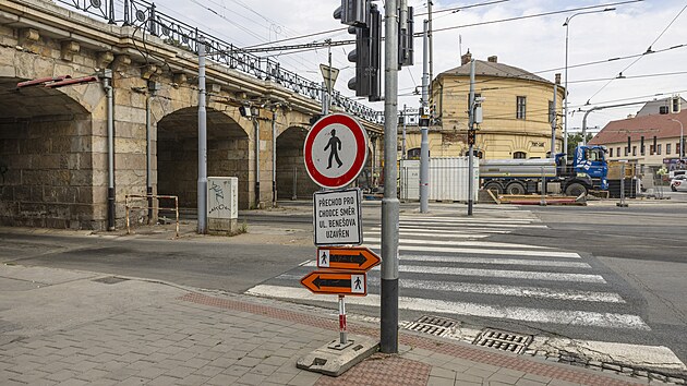 Uzavrka prjezdu pod elezninm viaduktem na Kenov ulici pobl brnnskho vlakovho ndra se prothne a do jna, trolejbusy tu vak dky parcilnm strojm opt pojedou. (27. srpna 2025)