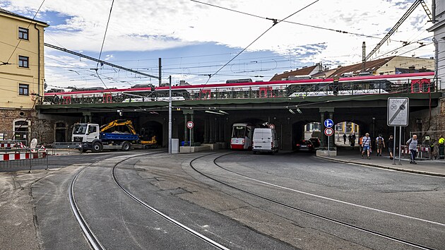 Uzavrka prjezdu pod elezninm viaduktem na Kenov ulici pobl brnnskho vlakovho ndra se prothne a do jna, trolejbusy tu vak dky parcilnm strojm opt pojedou. (27. srpna 2025)