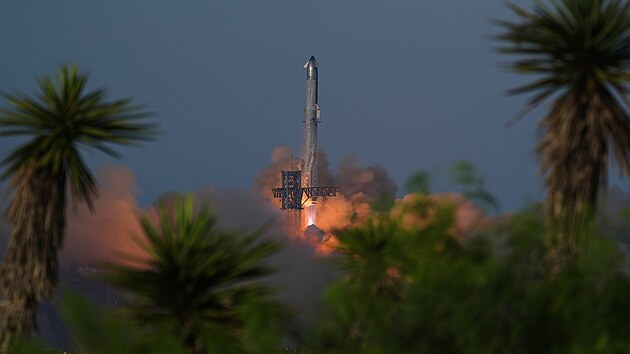 Raketa SpaceX Super Heavy nesouc� kosmickou lo� Starship vzl�t� ke sv�mu des�t�mu testovac�mu letu.
(27. srpna 2025)