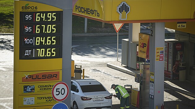 V Rusku se po ukrajinsk�ch �toc�ch se pot�kaj� s nedostatkem paliva. Na �erpac�ch stanic�ch se tvo�� fronty. (25. srpna 2025)