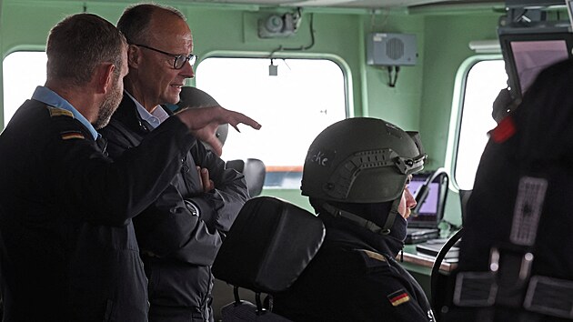 Nmeck kancl Friedrich Merz na palub fregaty Bayern (F217) u vojensk nmon zkladn v Rostocku na Baltskm moi (28. srpna 2025)