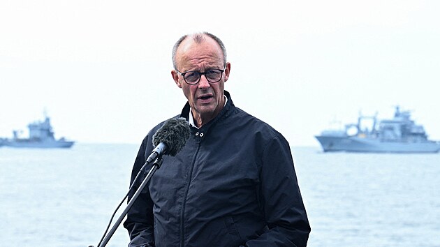 Nmeck kancl Friedrich Merz navtvil vojenskou nmon zkladnu v Rostocku na Baltskm moi. (28. srpna 2025)
