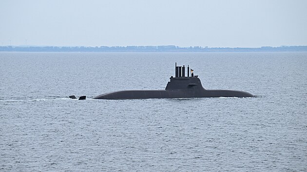 Nmeck kancl Friedrich Merz navtvil vojenskou nmon zkladnu v Rostocku na Baltskm moi. Pedvedla se i nmeck ponorka U33 typu 212A. (28. srpna 2025)