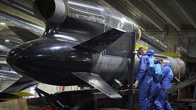 Pracovn�ci kontroluj� ��zenou st�elu Flamingo v tajn� tov�rn� spole�nosti Fire Point na Ukrajin�. (18. srpna 2025)