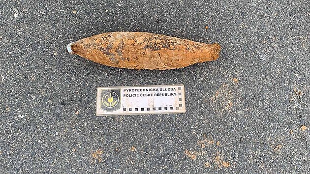 Dlosteleck grant, kter ve tvrtek 21. srpna 2025 nael bagrista v jm kopan na bazn, odvezl pyrotechnik k likvidaci.