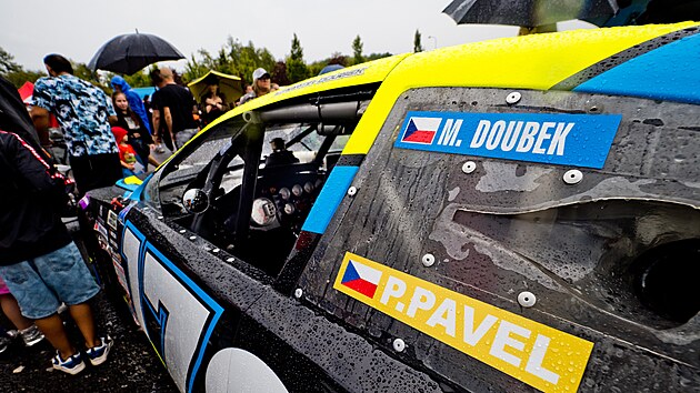 Most, 28. 8. 2025, spanil� j�zda a setk�n� s fanou�ky p�ed Czech Truck Prix 2025, trucky a NASCAR. V�z Martina Doubka, kter�m se svezl i prezident Petr Pavel.