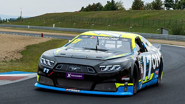 Prezident Petr Pavel za volantem vozu NASCAR na mosteck�m autodromu.