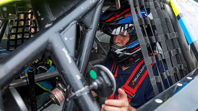 Prezident Petr Pavel za volantem vozu NASCAR na mosteck�m autodromu.