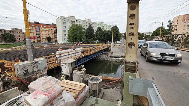 Vpravo provizorium, vlevo p�ipravovaná nová konstrukce. Jejich vým�na ovlivní dopravu v tak�ka celé Opav�.
