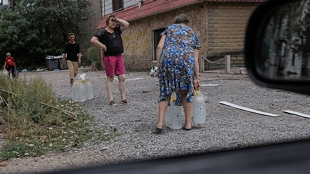 Civilist nesou lahve s vodou ve mst Kosantynivka. (25. srpna 2025)