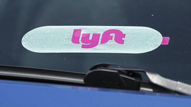 Společnost Lyft začala v americké Atlantě testovat robotické taxi a plánuje rozšíření takové služby i do jiných amerických měst. Taxi bez řidiče má firma v plánu nasadit i do Evropy. „Pokud existuje jasný poražený, je to lidský řidič,“ uvedl analytik společnosti Morningstar Mark Giarell. Firma zároveň ohlásila růst tržeb i zisku. 