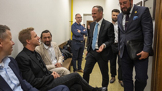 Krajsk� soud v Praze za�al ve �tvrtek projedn�vat odvol�n� ve sporu mezi zp�v�kem Tom�em Klusem a bezpe�nostn�m expertem Milanem Mikuleck�m. (21. srpna 2025)