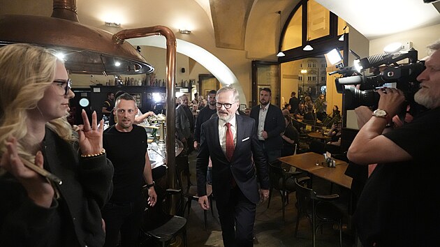 P�edseda STAN V�t Raku�an a l�dr koalice SPOLU Petr Fiala (ODS) se se�li u piva v pra�sk� Malostransk� besed�. (26. srpna 2025)