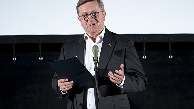 Velvyslanec Ukrajiny v �esk� republice Vasyl Zvary� p�ed prom�t�n�m sn�mku Velk� vlasteneck� v�let na n�dvo�� Vald�tejnsk�ho pal�ce (20. srpna 2025)