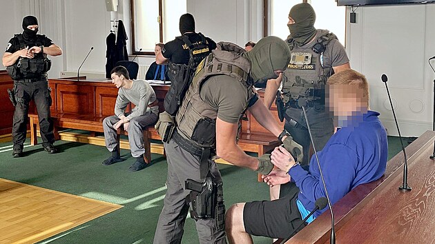 Jakub md (v modrm) a Dominik Danyi u Krajskho soudu v Plzni. (20. srpna 2025)