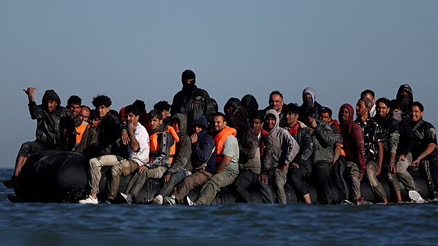 Skupina migrant� na nafukovacích �lunech se sna�í dostat p�es Laman�ský pr�liv...