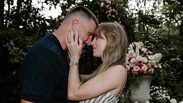 Jedna z nejúspěšnějších zpěvaček současnosti Taylor Swift nehýbe jen ekonomikami světa, ale už i pracovní dobou v jedné účetní firmě v americkém Kansasu. Zaměstnanci společnosti H&R Block dostali volno na celé odpoledne, aby „oslavili lásku“. Zpěvačka v úterý oznámila zásnuby s profesionálním americkým fotbalistou Travisem Kelcem.