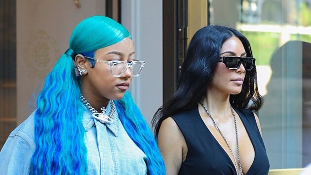 North Westov� a jej� matka Kim Kardashoanov� v ��m� (25. srpna 2025)