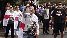 Birmingham. Protest proti imigrant�m p�ed jedním z hotel�, kde ú�ady ubytovaly...