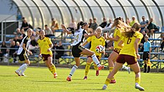 Karolína Vaková (v ernobílém) se prala na hrotu útoku, obrana Sparty byla...