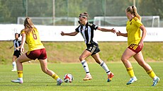 Momentka z utkání mezi �enami Dynama �eské Bud�jovice a rezervou Sparty (�lutá).