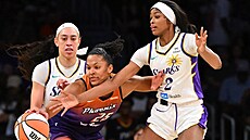 Allysa Thomasová z Phoenixu mezi hrákami Los Angeles. Vlevo je Dearica...