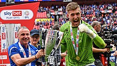 Branká� Tomá� Holý oslavuje postup Carlisle do League One. Vlevo je mana�er...