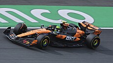 Lando Norris v akci pi první tréninku na Velkou cenu Nizozemska.