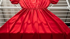 Opatrn� vyjm�te oble�ení, jemn� ho vyma�kejte (nekroutit) a rozprost�ete na...