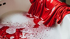 Do vody p�idejte kondicionér na vlasy nebo d�tský �ampon v pom�ru p�ibli�n�...