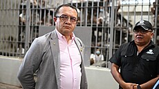 Kostarický ministr bezpe�nosti Gerald Campos na exkurzi v salvadorském v�zení...