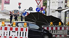 Vy�et�ování p�epadení �erpací stanice v n�meckém Völklingenu. Lupi� zde vytrhl...