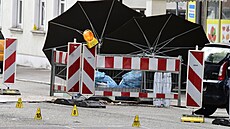 Vy�et�ování p�epadení �erpací stanice v n�meckém Völklingenu. Lupi� zde vytrhl...