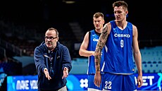 Kou Diego Ocampo vysvtluje na tréninku ped EuroBasketem v Rize. Vít Krejí...