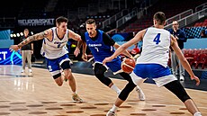 Tomá Kyzlink se tlaí kolem bránícího Víta Krejího na tréninku ped...