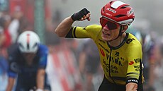 Jonas Vingegaard dojídí do cíle etapy na Vuelt.