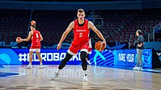 Ond�ej Sehnal na tréninku p�ed EuroBasketem.