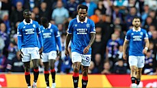 Zklamaní hrá�i Rangers v �ele s Danilem Pereirou po dal�ím gólu od Brugg.