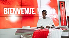 Senegalský obránce Youssoupha Mbodji podepisuje smlouvu se Slavií.
