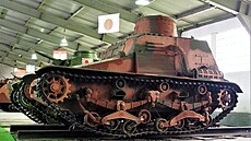 Japonský obrn�nec Type 95 So-Ki m�l �elezni�ní i pásový podvozek.
