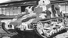 Japonský obrn�nec Type 95 So-Ki m�l �elezni�ní i pásový podvozek.