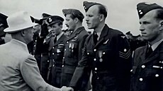 Válený hrdina Frantiek Hecl si podává ruku s prezidentem eskoslovenska...