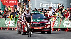 Jay Vine ze stáje UAE dojí�dí do cíle �esté etapy na Vuelt�.